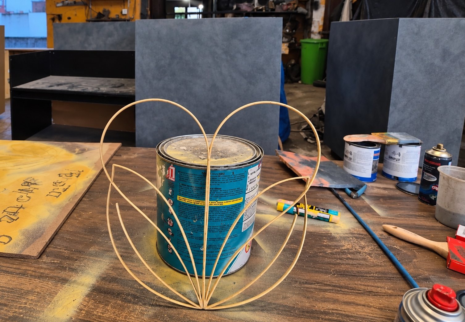 Figura del logotipo de Dos Amores en el taller, junto a los módulos de la barra en proceso