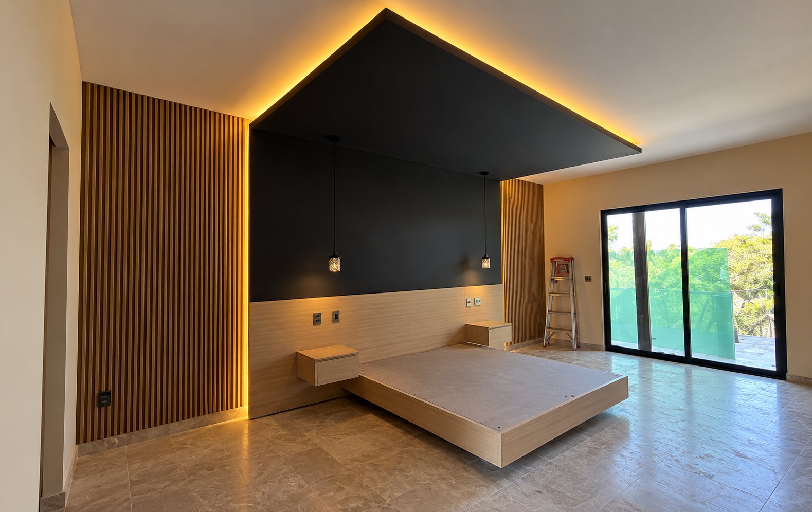 Cabecera de madera con muro negro, plafón con luz indirecta, burós flotantes y paneles de listones junto al ventanal