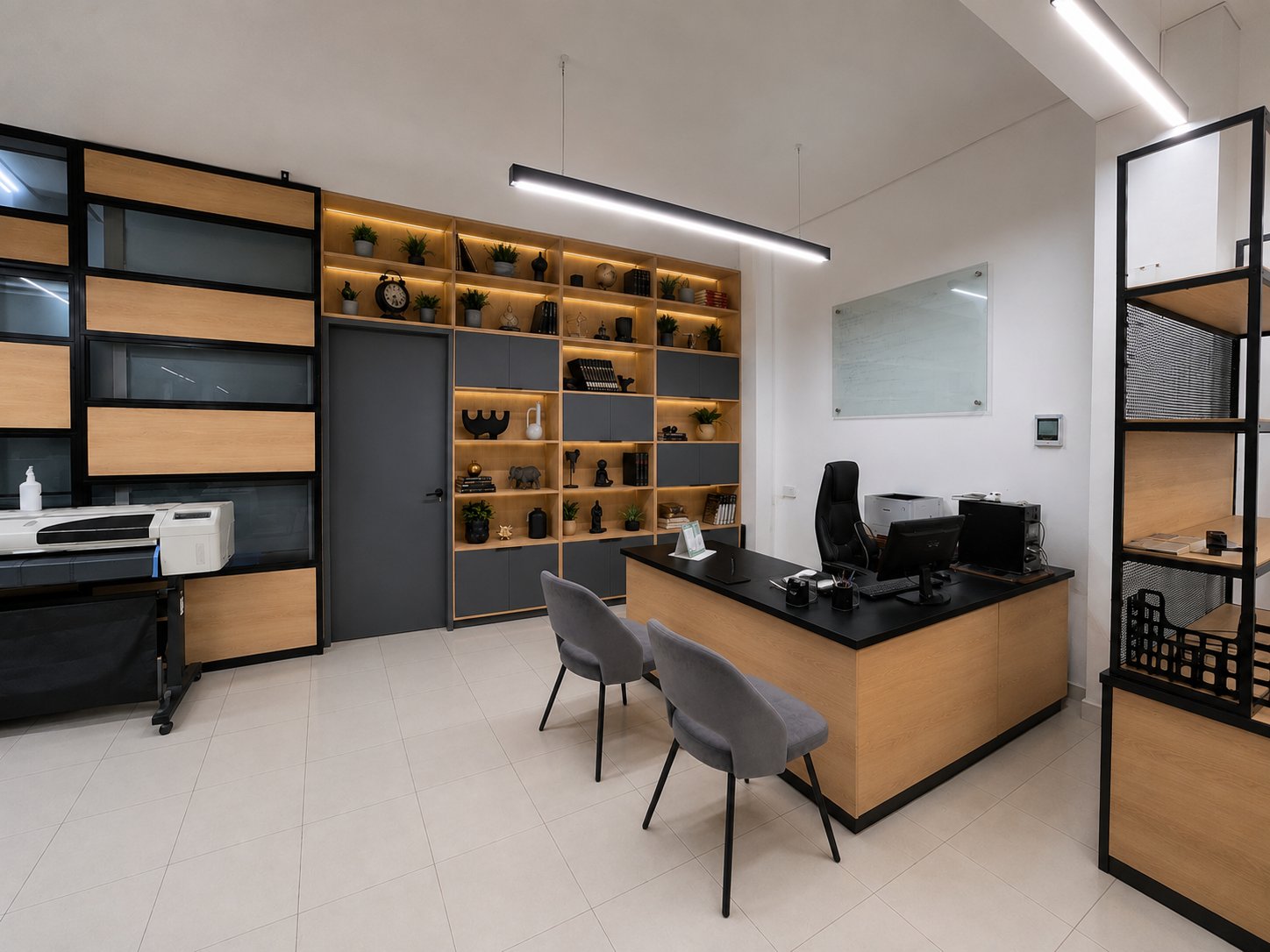 Privado terminado: escritorio de madera con cubierta negra, librero iluminado con puertas grafito y estantería de herrería con madera