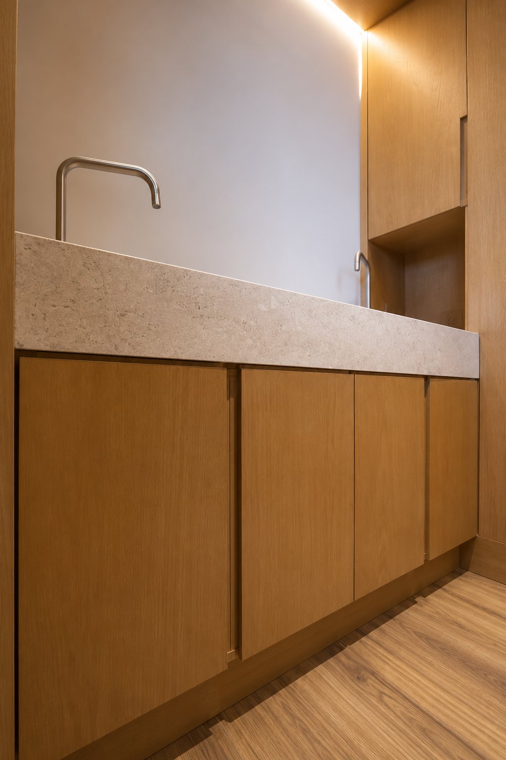 Gabinetes bajos de madera bajo la cubierta de piedra, vistos desde el piso